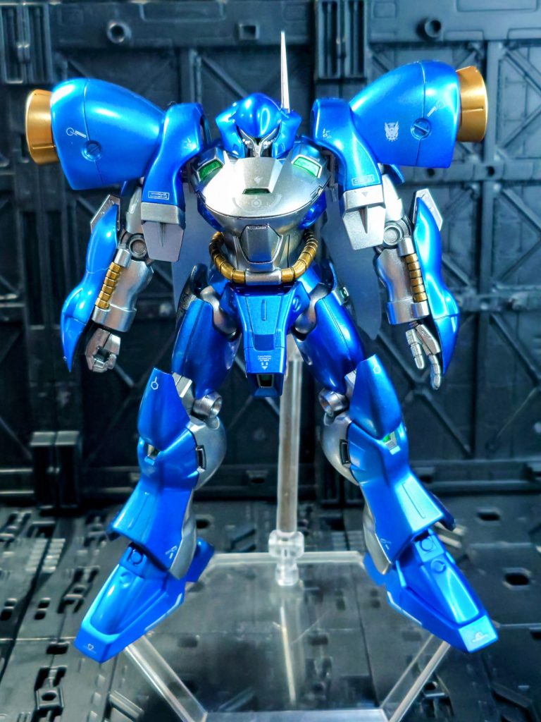 フロントケンプファーの流れをくむ設定の本機、ブルーキャンディがやっぱり良く似合います。塗料はガンバレル=メナースと同様に黒サフからのガイアスターブライトシルバー、メイン外装に水性ホビーカラーのクリアブルー、金色はガイアのパールゴールドを使用しています。