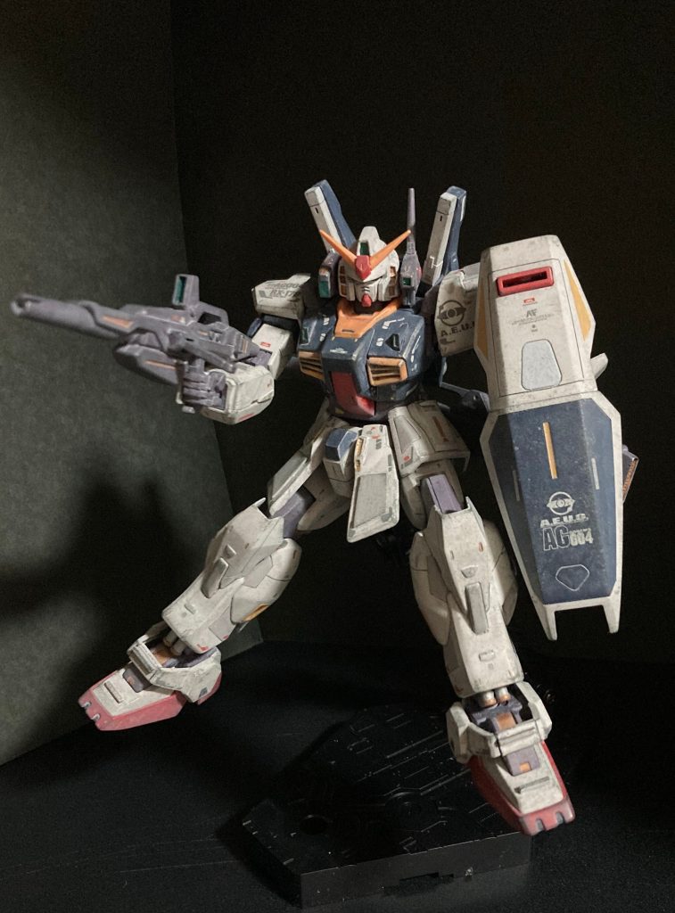 今気付きましたが、シールドの角度が微妙ですね。デカールは前回のRGティターンズ作成時のエゥーゴ用の残りを中心に貼り付けました。今回はデカール貼付け後につや消し→ウェザリングしたのでうまく馴染みました。