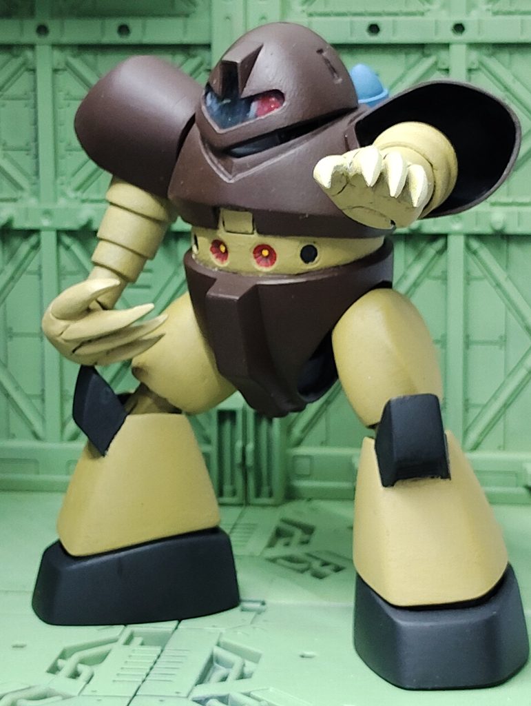 アクション　ノーマルより動きます手はプラプラしますが気合でポージングモノアイも可動します