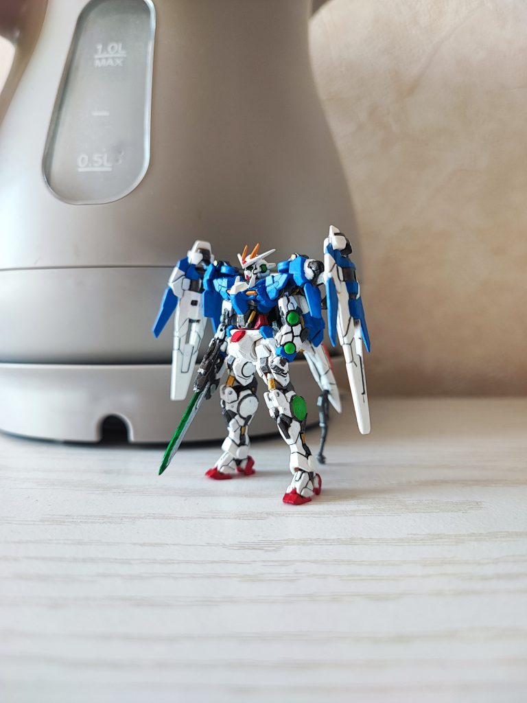 デカールを貼ろうか悩んだけど、どこに何を貼るかまとまらずにデカール無しで終わらせてしまいましたガンプラは楽しいのですが、塗装終盤は失敗が多く上手く行かないと苦痛に感じることも有り、早くゴールして達成感を求めてしまう、そんなメンタル割と有りませんか？