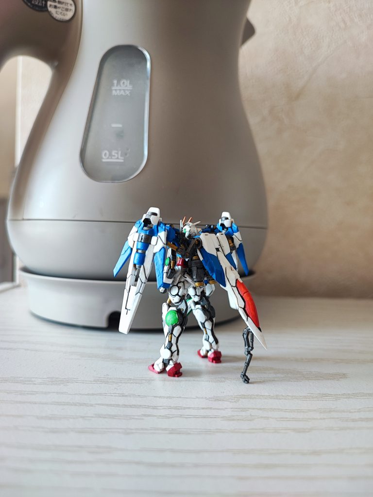 全体をスポンジでアクリジョンベースカラーの白を塗り、他はアクリジョンの筆塗り、スミ入れはエナメルとシャーペン0.2mmとコピックモデラー0.02を使いました