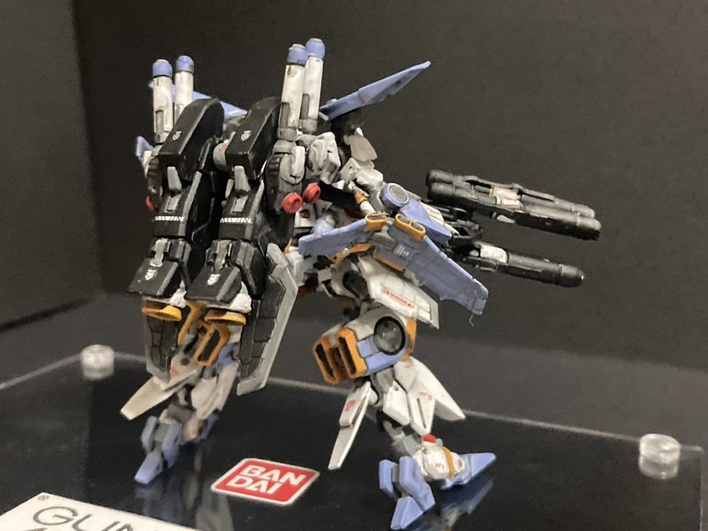 ビームサーベルは4本へ　ビームライフルも2本拡張足のスリッパや後ろ側、肩、腰のウイング、は大きくしています。