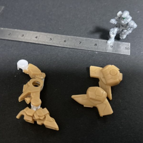 はい調子に乗ってます！すいません😭！けどポージングこだわると行き着いちゃうんです！ここに！(図1)まずは足、(図2)股間にボールジョイント、足首もボールジョイント、膝関節はスライスもできないんで、0.5mmプラ板で、膝を作って1mm真鍮つなぎ。強度的にどうだろうか。けど、スタイルよし！(図3)可動よし！(図4)多分一番の難関になるであろうお頭を抱えるの図（2枚目）