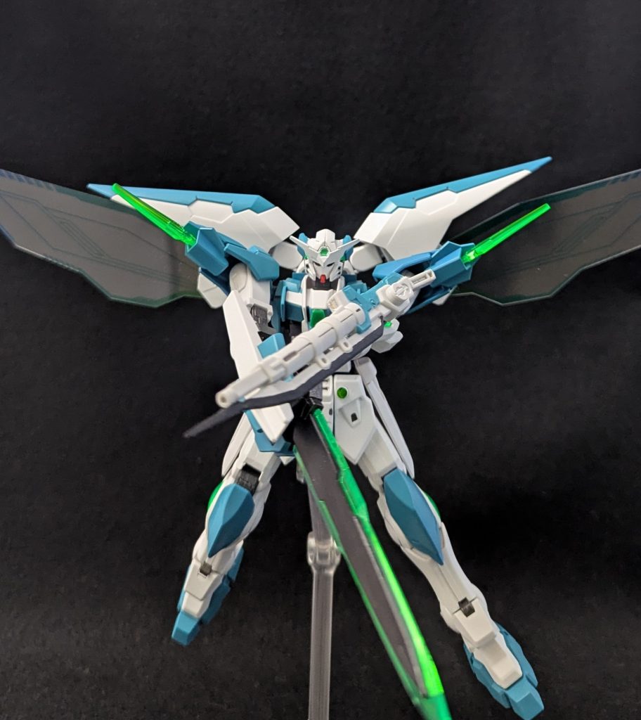 天翼(セラフ)の変幻自在な動きから二刀流での接近戦に持ち込む戦法が単純ながら強力