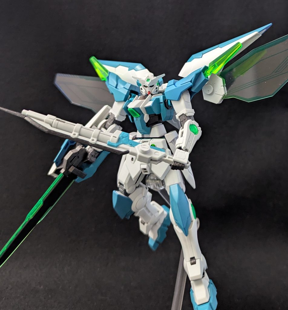 GNガンブレイドは手持ちで使用することも可能その他両肩にGNソードビット2基を装備