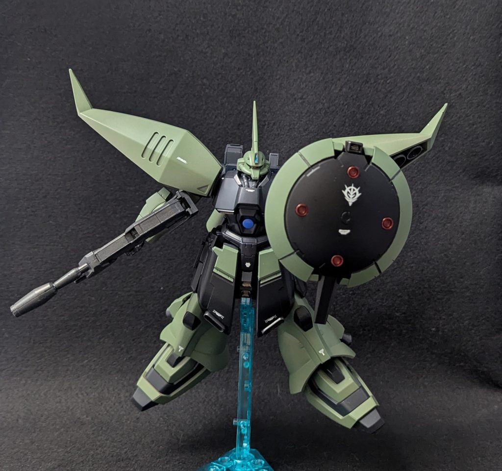 試作型メガ粒子砲内蔵シールドメガ粒子砲４門内蔵の重火力装備後のヤクト・ドーガの装備の原型となった