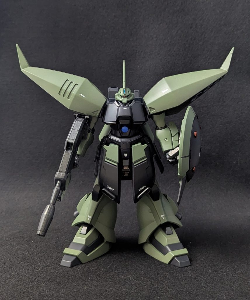 改造点ゲルググJにリゲルグの肩とバックパックを取り付けサザビーのトサカを取り付けライフルはペギルペンデ、シールドは30MMOPパーツをそれぞれ小改造脚横の追加スラスターをジャンクパーツで作成腰フロントアーマーはシナンジュのリアスカートを改造して取り付け元の腰フロントアーマーはサイドのボリュームアップに使用あとは細かいディテールパーツ取り付けといったところです