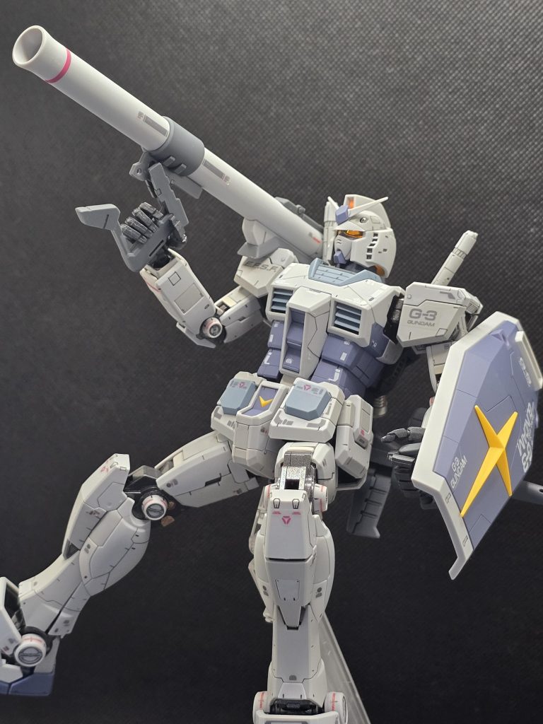 装甲のパーツ毎にヤスリがけ、スジボリ、スミイレ、デカール貼、トップコート掛けを繰り返しながら、少しずつ組み上げていきました(gundam-kao2)