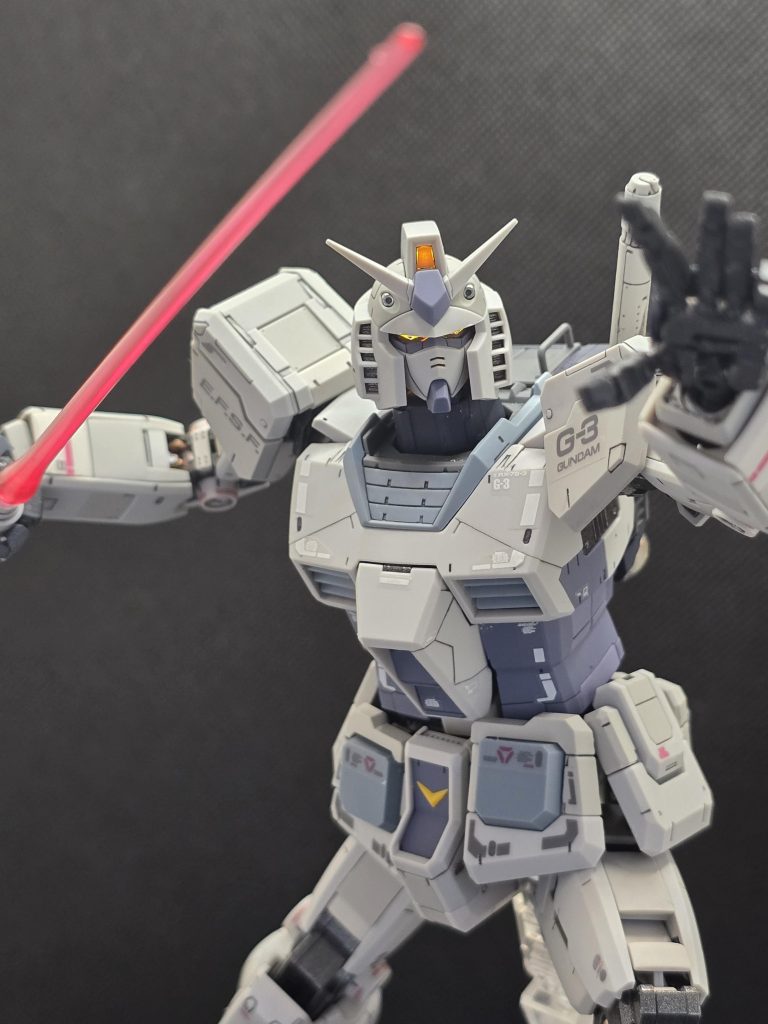 こちらの方が白い悪魔的な感じが強いですよね(zaku-kao10)