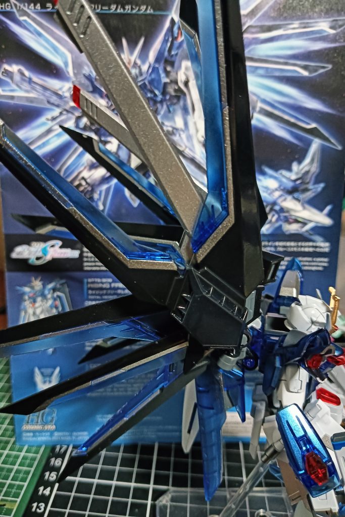 ウイングのラインはシルバーで塗り分け