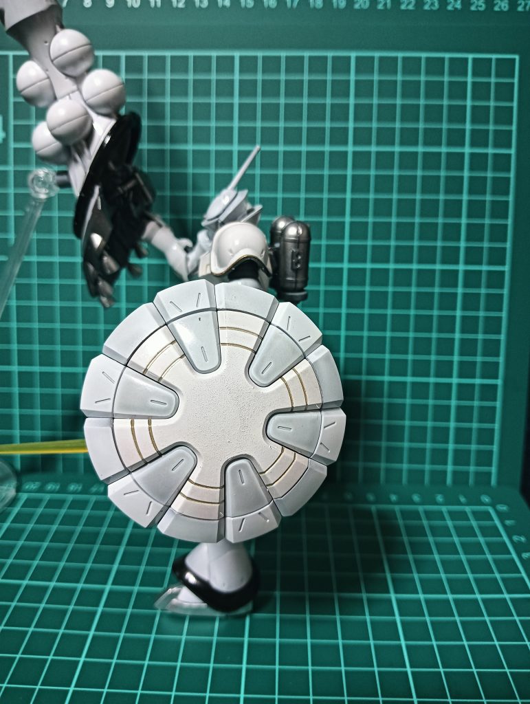 白の下地を色々試した結果部分ごとに違う白になってしまいました