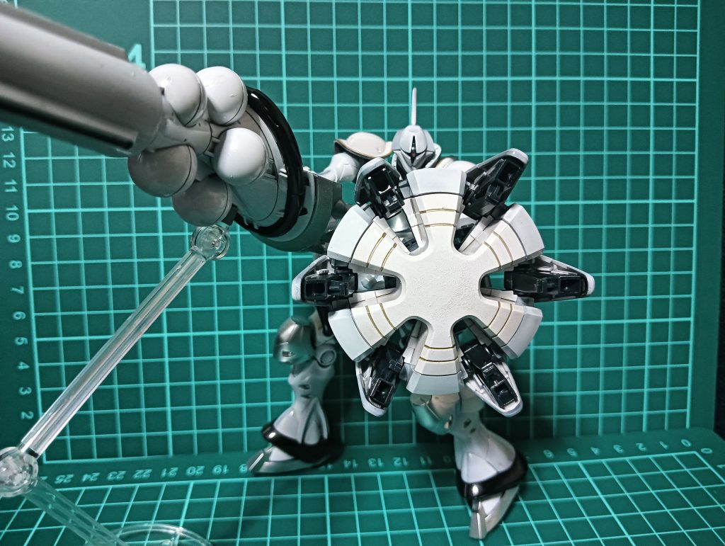 盾と胸の部分の金のラインはスミ入れの要領でエナメル塗料流しました