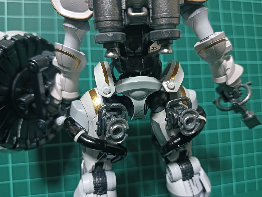 メタリックな白にしたいのですが、白は難しいですね…