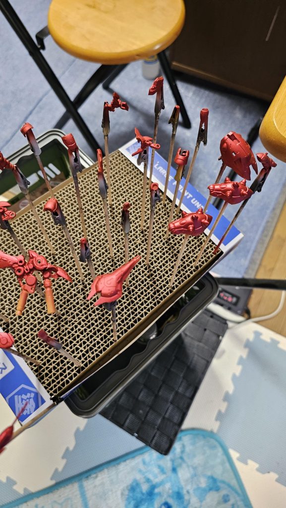 ベルベット、吹いた直後はてかてかで良い感じと思っていたのですが乾いてみると光沢が···初めての現象だったのでさすがに驚きましたwでもまんま赤よりはシャアっぽくていいかなとw