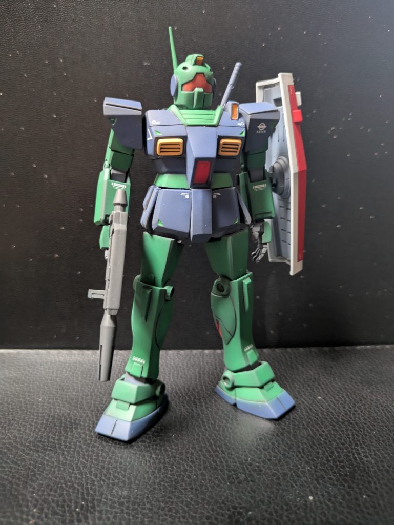 大腿部にロール軸追加、足首ボールジョイント化、胴体幅詰め、首接合部変更等いたしました。ライフルとシールドはHGUCキットから流用です。