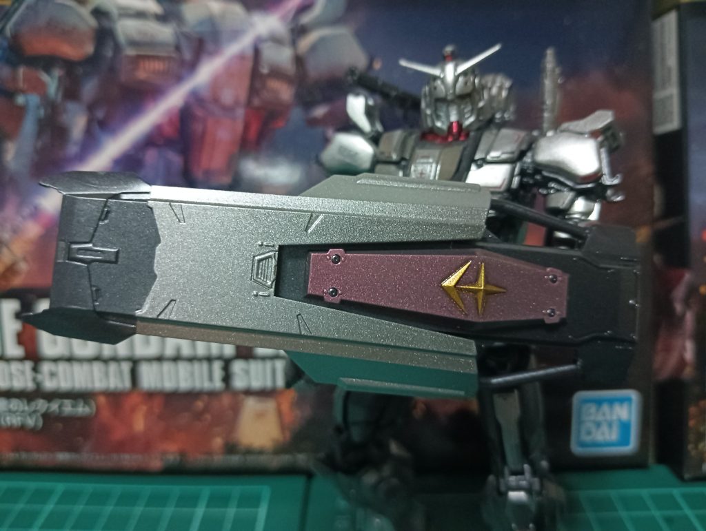 連邦マークの金の部分は付属のシールをマスキングテープ代わりにして塗装しました、このやり方を最初に思いついた方を尊敬しております。