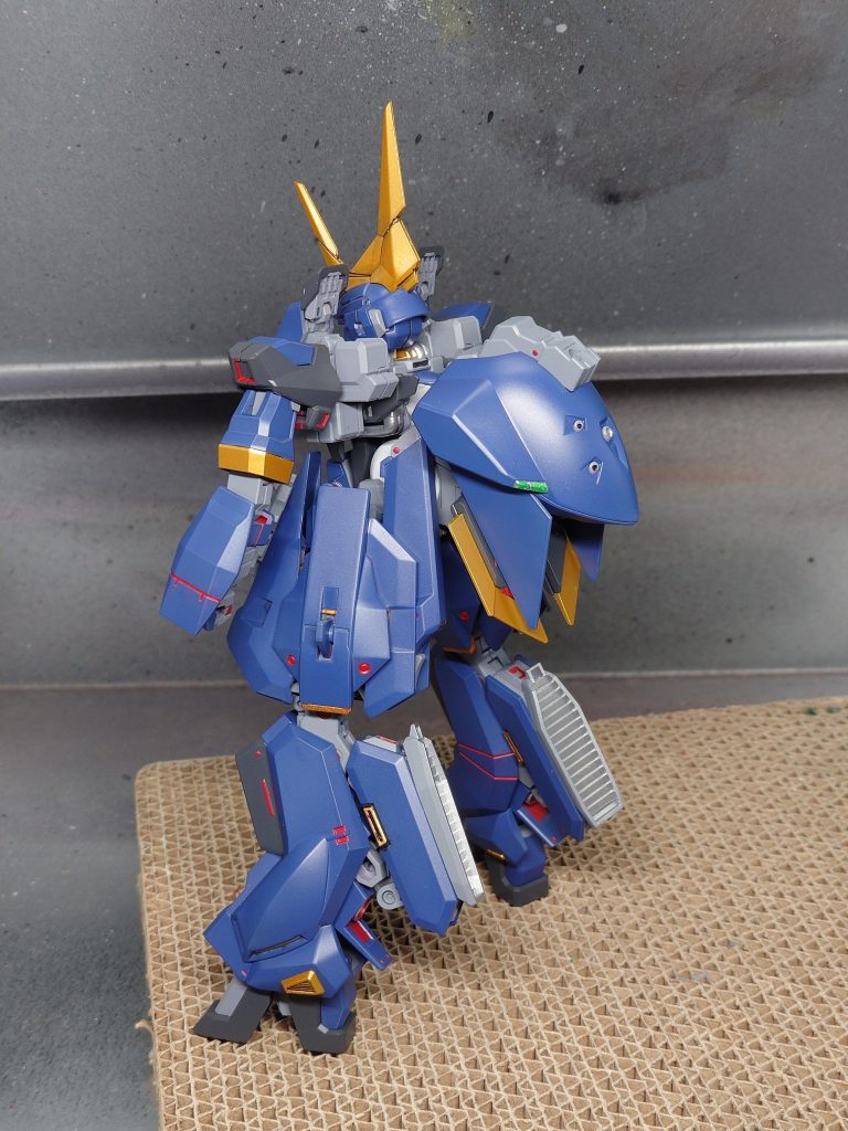 斜め後ろ。組み立てるのに力尽きて、塗装はベタ塗りです。