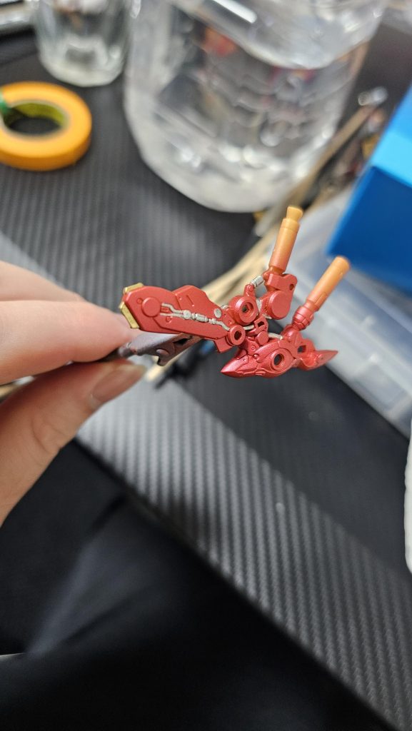 アーティファクト初めて触りましたが、触って実感しました…これら作品投稿してる人皆様本当に尊敬しますw···老眼抜きでも相当塗り分けしんどいですw作品見てるとカメラアイまで塗ってる人いて｢はぁあw⁉⤴｣って声出るくらい驚きました。自分はこの部分塗り分けが限界でした...