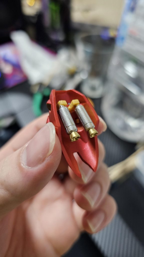 実はお尻の中のタンクはメッキシルバー。ガンダムマーカー使いましたが、組み立て後お尻装着時に途中からバキンと割れました。アロンアルファで修復しましたが、塗りすぎ注意ですな…