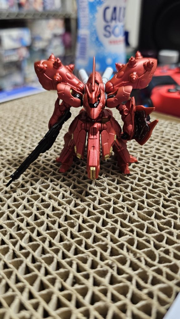 正面から使った赤はベルベットシリーズのレッド。初めて使いましたが半光沢の少しピンク味を帯びたメタリックレッドという感じですかね。この角度ならシャアピンクに見えなくもないですねw