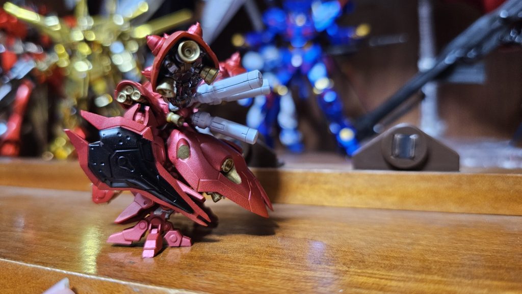 側面②スラスターはガンダムマーカーのゴールドを使用。