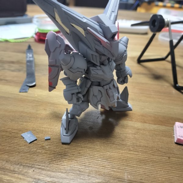 典韋マスターを改造してマスターガンダムを製作中※追記バックパックは延長してみたのですがしっくり来なかったので思い切ってGフレームのものに交換ボールデンの組み合わせで接続ダークネスフィンガーはHGマスターを平手も流用予定肘関節はボールデンに 以下過去分先駆者はいると思うので二番煎じ感は否めない頭頂部や肩、フロントスカートの装飾を削り、Gジェネ版マスターからバックパックを拝借してボールデン仕込んでます肘にイエサブのジョイント付けて曲がるようにしてます（3枚目）