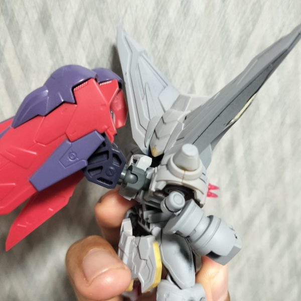 典韋マスターを改造してマスターガンダムを製作中※追記バックパックは延長してみたのですがしっくり来なかったので思い切ってGフレームのものに交換ボールデンの組み合わせで接続ダークネスフィンガーはHGマスターを平手も流用予定肘関節はボールデンに 以下過去分先駆者はいると思うので二番煎じ感は否めない頭頂部や肩、フロントスカートの装飾を削り、Gジェネ版マスターからバックパックを拝借してボールデン仕込んでます肘にイエサブのジョイント付けて曲がるようにしてます（4枚目）