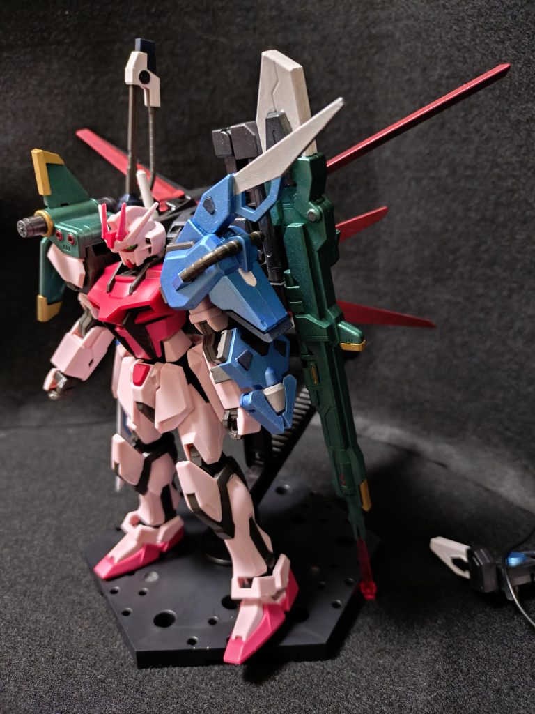 ストライカーのまとめの横向き①。ランチャーの接続部分がグラグラするのでビームパーツで支えてます。