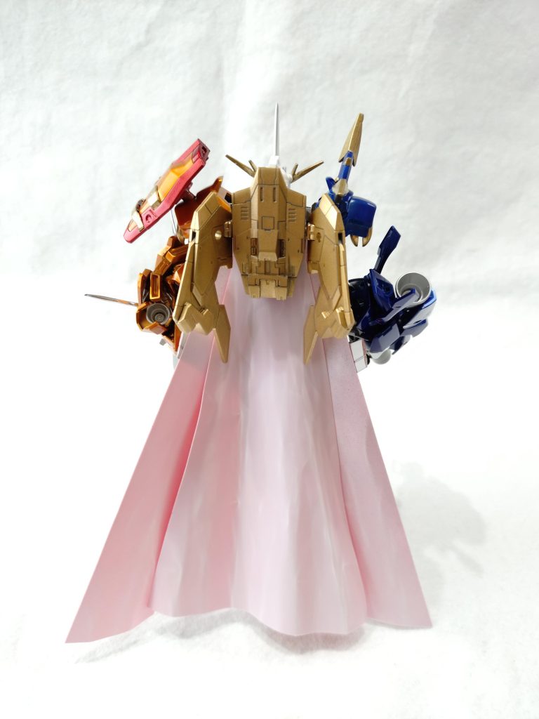 背面からマントの白い方も白く塗装しようかとも思いましたがなんか妥協しちゃいました笑なので赤が透けてます。いずれ塗装するかな動きを付けるためにマントは3枚に分割してます。でもイメージしてたマントばさぁ!みたいなのはできませんでした。