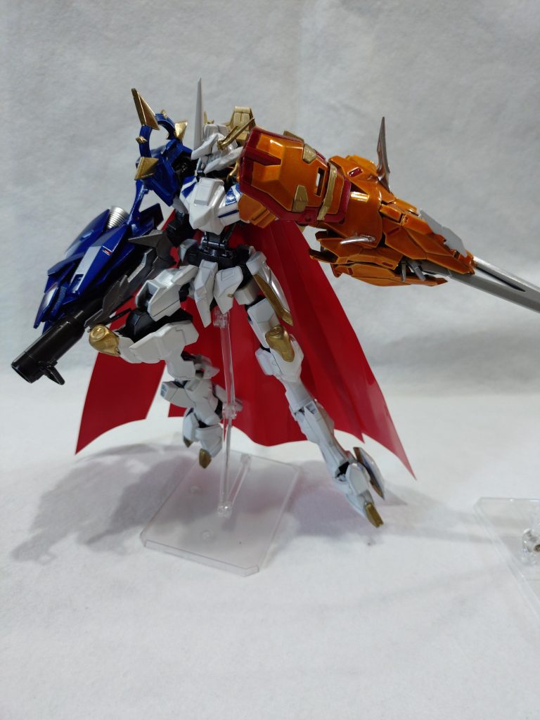 上の写真の背面以外撮り直しました。マントを増やして白も塗装して、バサァできるようになりました。フィギュアライズスタンダードアンプリファイドのデュークモンを作ったことがあるので、それを参考にプラバンを5分割してバサァっぽくできるようにしました。でも実際はパーツがポロポロ取れるのでバサァは難しかったです。ギリギリなんとか初期オメガモンのポージングができただけで、それでも支えがないとキープできません。でも、あれやっときたかったとか色々後悔を修正できたので満足です。多分オメガモンはもうイジらないと思います。次は今度こそガンプラを正統派に全塗装しよう!2年寝かせたV2ABとかバンシィとか…