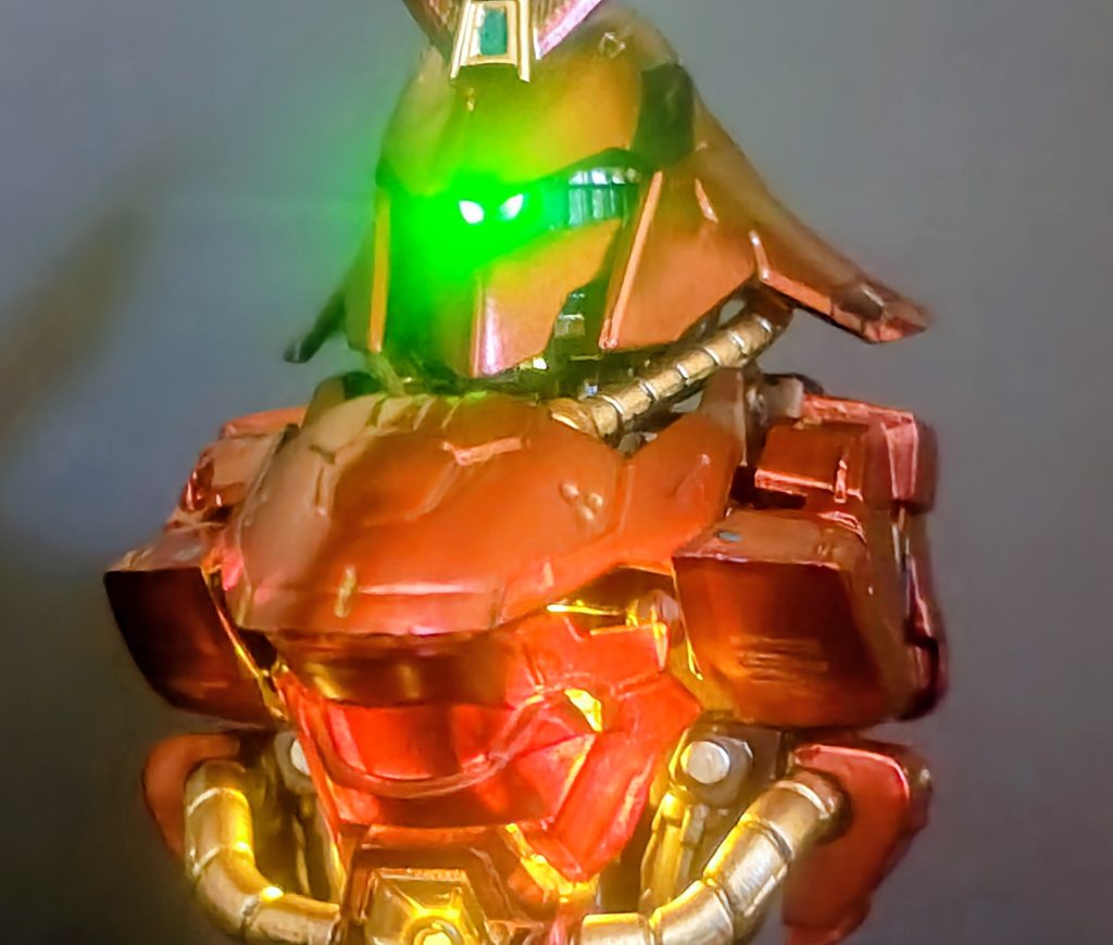 ルミナスユニットを使ってモノアイと腹部を光らせることが出来ます…が！ちょっと光りすぎですね。