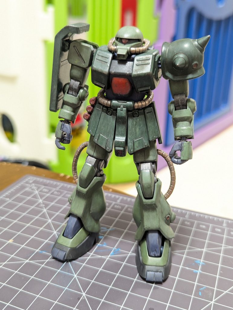 全身下地に水性サーフェイサーで濃い目のグレーを作って、雑に塗りつけて、その上から塗装始めています。のっぺりしそうだったんで、色の変化をつける事を目指しました。