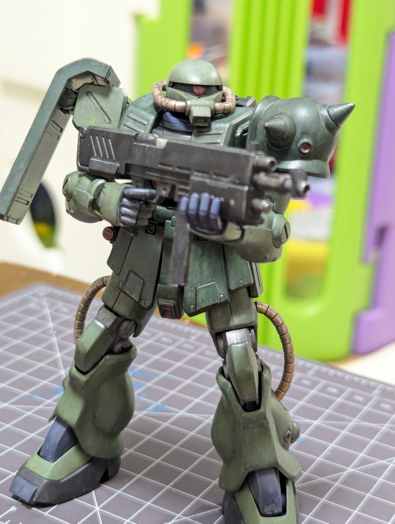 取説と見比べてみて、マシンガンとパイプの色が気になったので箱絵に近づけるように変えてます。マシンガンは手元のエアガンを参考に塗り分けを増やしました。