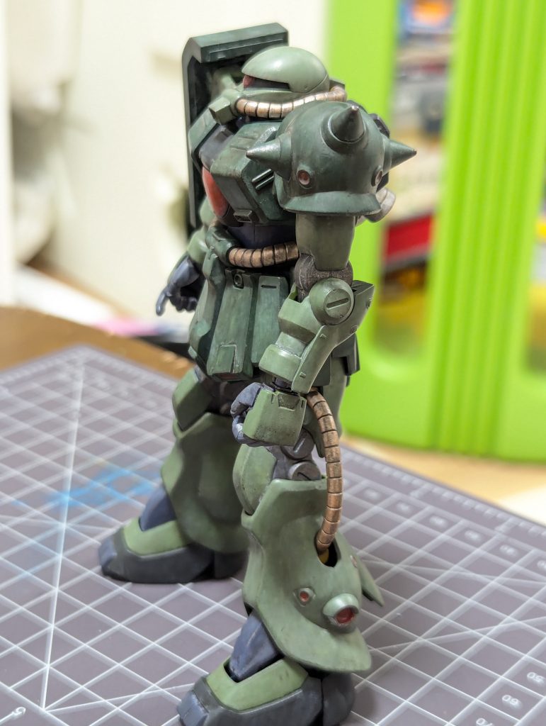 背面と側面バーニア類は普通に赤の方がいいのかなと思いつつも、なんとなく塗り終わりの見た目が気に入っているのでクリアーの赤を重ねています。