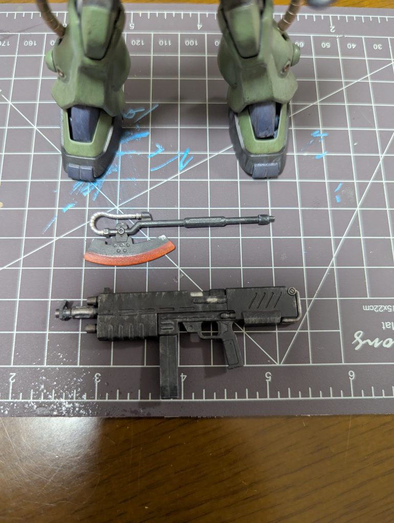 ヒートホークはオレンジと赤を重ねて、熱そう感を出そうとしてみましたがどうでしょう…！マシンガンもこっちから見るとよりそれっぽくなってるかなーと。