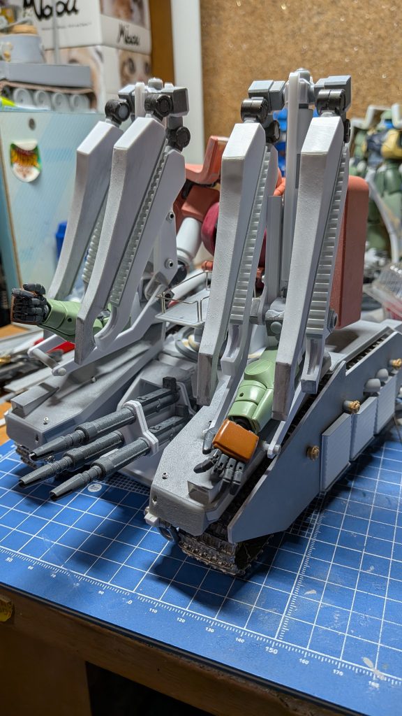 塗装前ですね。装甲板にありえない圧延甲板のテクスチャーやってます。…なんとなく物足りなくてやってしまった次第です。履帯はフリウルです。足回りががばっと開きます。なのでエンジンとか動力源は側面装甲にラックを設けて右、左におのおの1基ずつのっている感じで作りました。この辺も昔と変わらない思いつきでした。