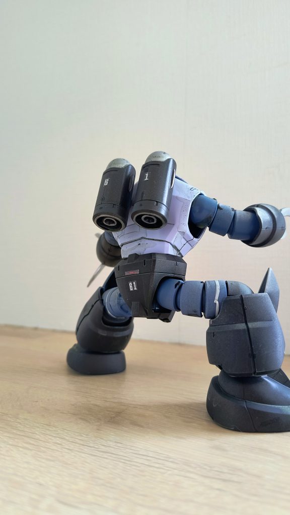 ほとんど成型色ですが、膝から下、腰、バックパック、手首部分はタミヤの鋼鉄色です。