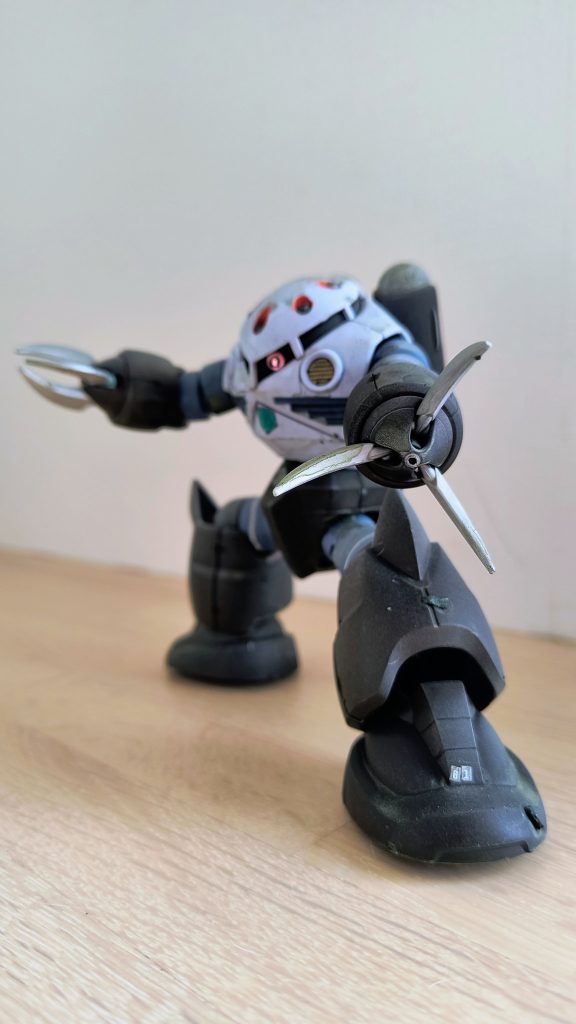 足がユルユルになってしまったので接着剤で固定しましたが、作ってて楽しいキットでした。 ご覧いただきありがとうございます。