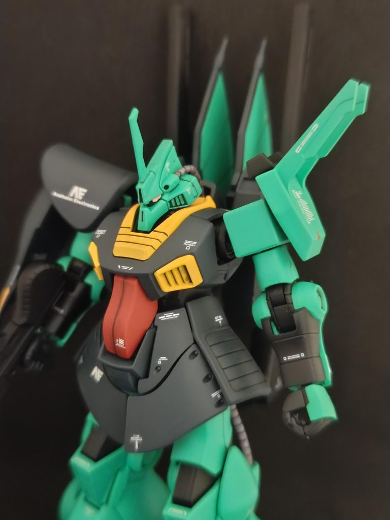 目はモノアイのモールドを削り落とし、コトブキヤのパーツを取り付けてみました。