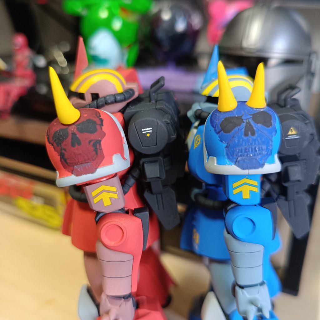 特徴である骸骨のパーソナルマークは自作水転写デカールシワができたり色が剥げたりと苦戦しましたwショルダースパイクはグフのスパイクを加工して接着手甲の3本スパイクはプラ棒を尖らせて接着 