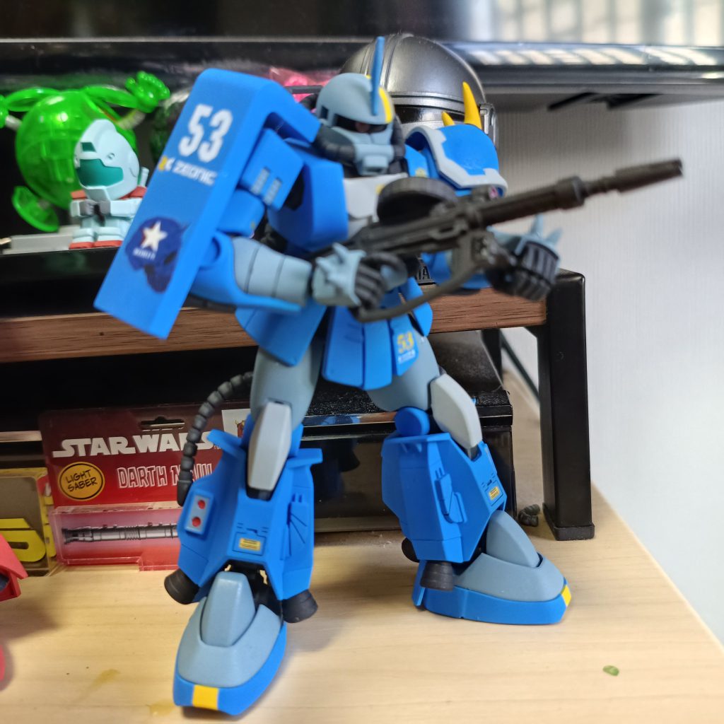 ロビン・ブラッドジョー専用機メインの青はスカイブルーとブルー調色、薄い青はブラック+ホワイト+スカイブルー+ブルーで調色