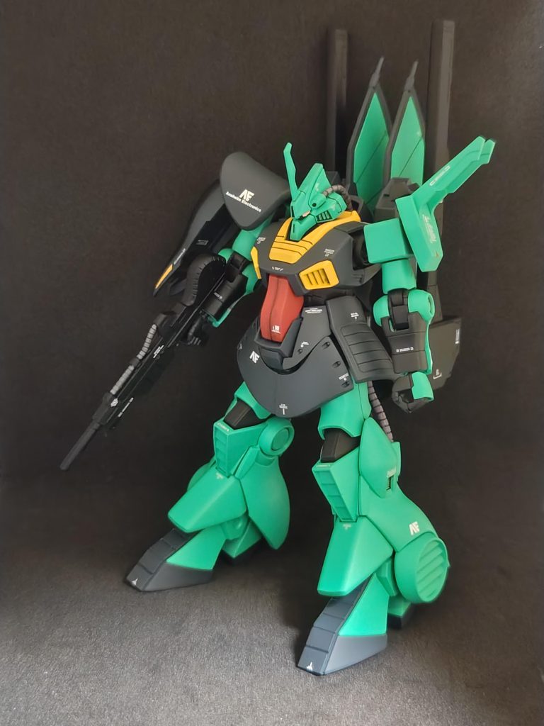 比較的新しいキットでしたので特にいじってはいません。腕の後ハメ加工とモノアイからツインアイに加工したぐらいです。