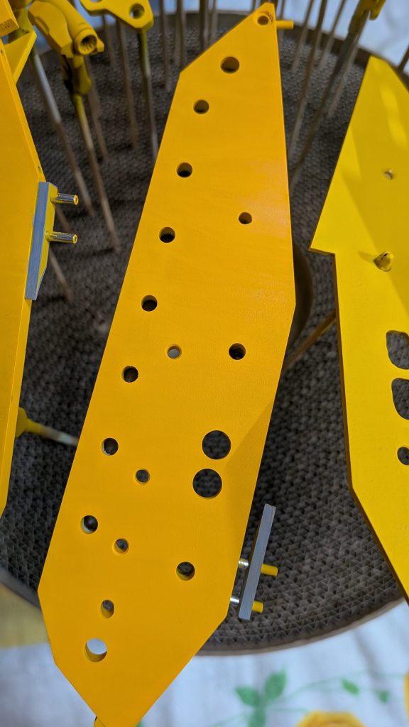 塗装中です。濃い方が缶スプレーのサンイエローです。もう十分綺麗に思って、あとは塗り分けてます。ファレホの缶スプレータイププライマー、塗料がたれません。適当に吹いても上手くいくので助かりました。