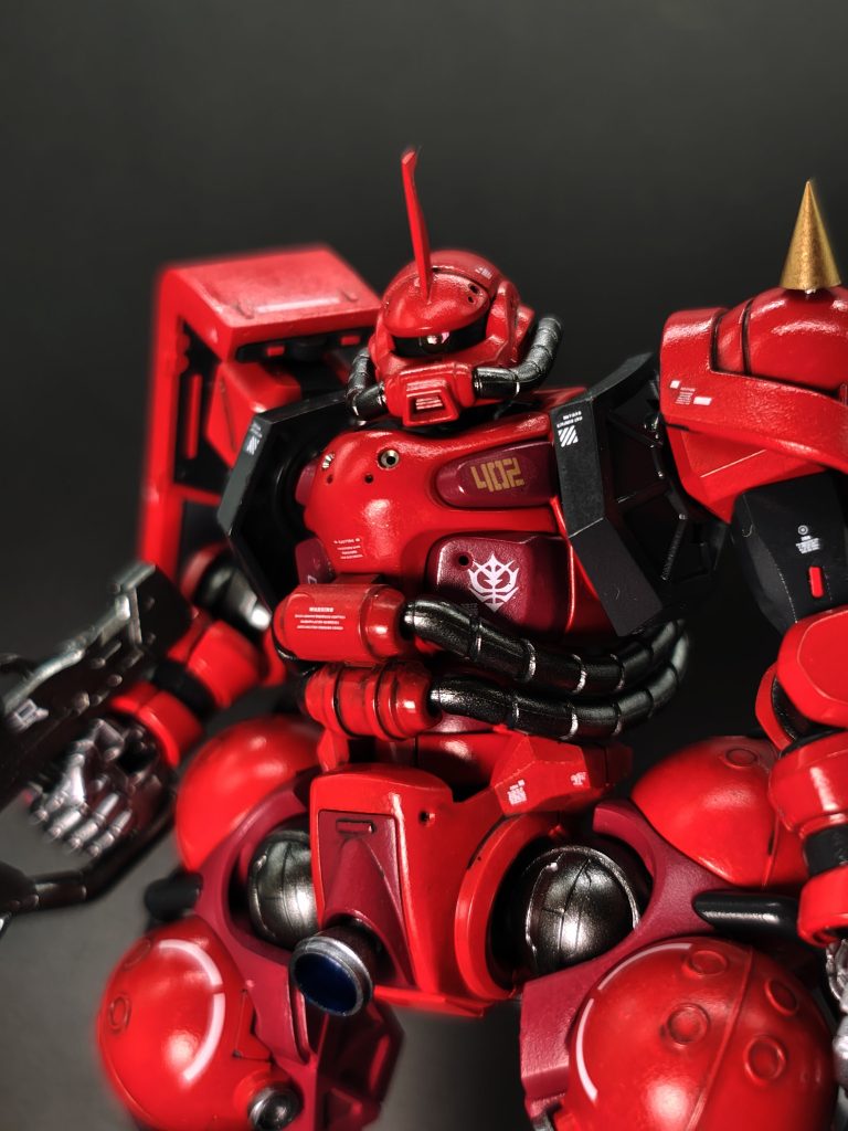 ツノは自作、肩シールドはプラ版で延長、スパイクは金属パーツで置き換えてます