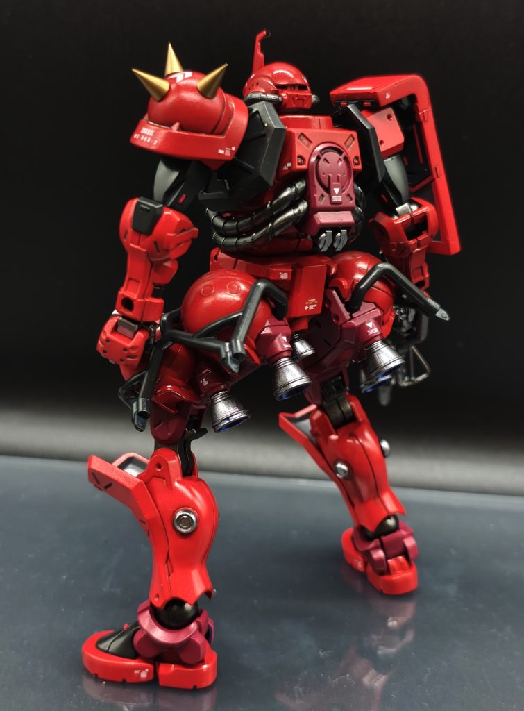 S型仕様ということで、足にコトブキの丸モールドを使用してスラスターを追加。