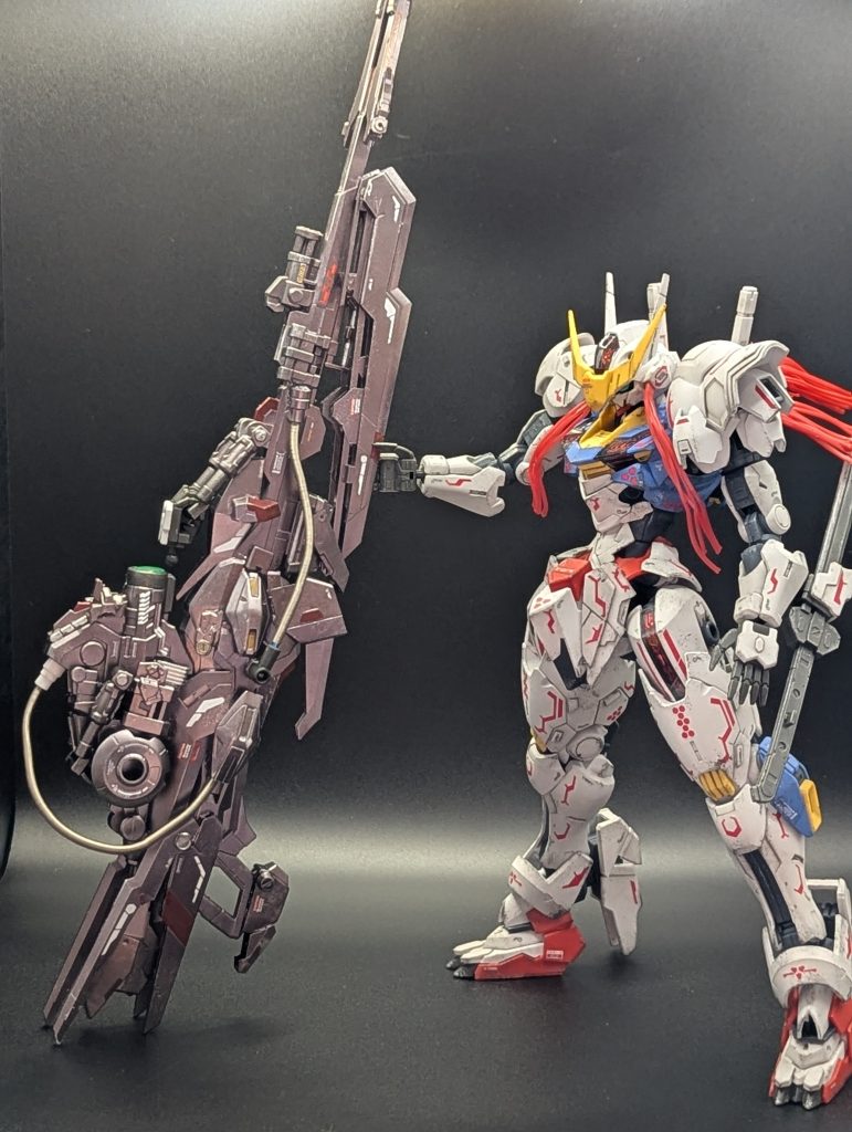 今回本体よりライフルに力入ってます。元のライフル、HGキャリバーンのライフル、メカニカルバストのフレーム他で作りました。持ち手が付いたままなのは見てないことにしてください!夜勤明けに撮影するのは良くないな笑