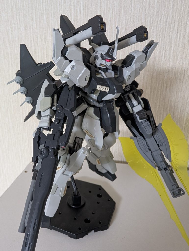 バックパックのハイパービームサーベルは格納時ビームキャノンとして使用可能。