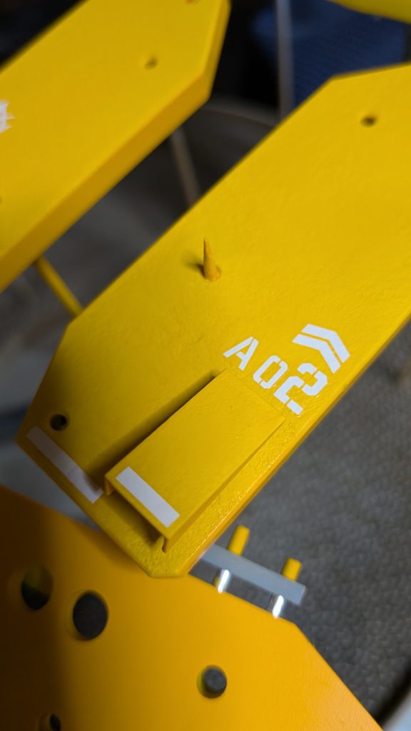 缶スプレータイププライマーの上にディープイエロー重ねた所です。このあたり、もう疲れてこもって作ってました。今回も大変でした。