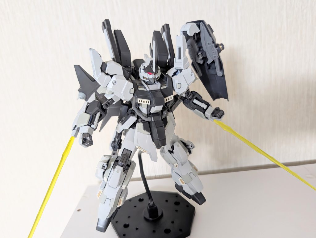 下腕部外側の装甲内にビームサーベルを追加。 装甲をスライド展開させてビームトンファーのように発振できます。