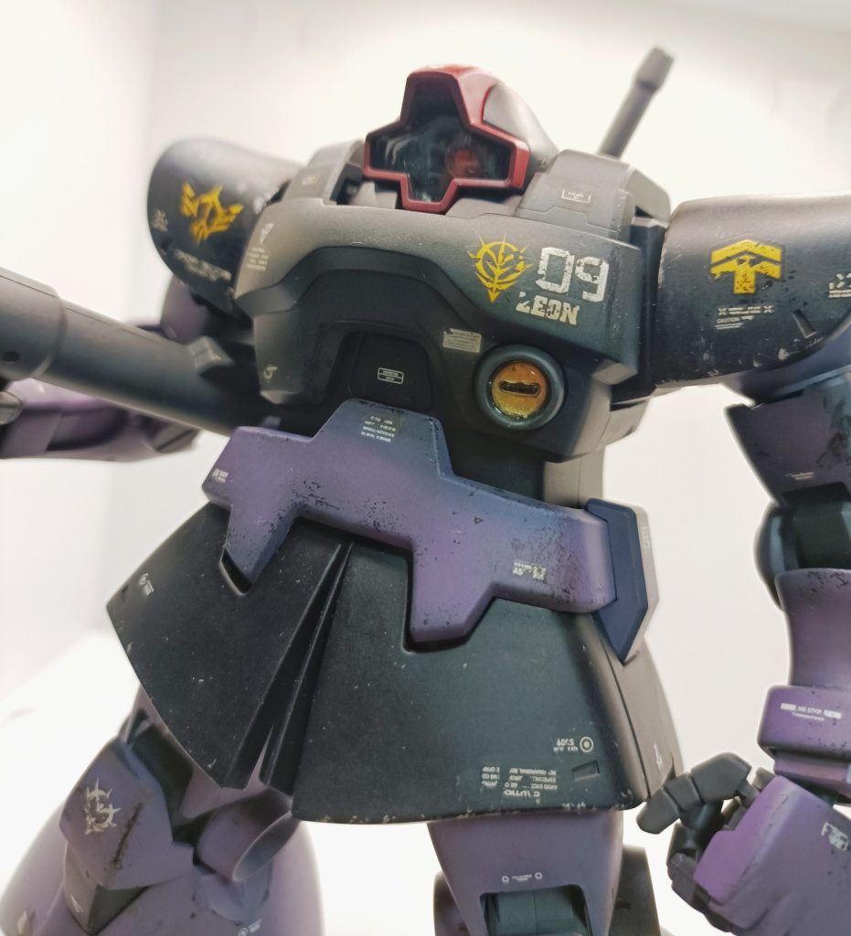 ウェザリングやチッピング、デカール剥がしなどを積極的に行い「歴戦のドム」感を目指しました。